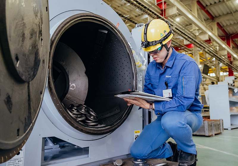 仕事風景 機械の点検