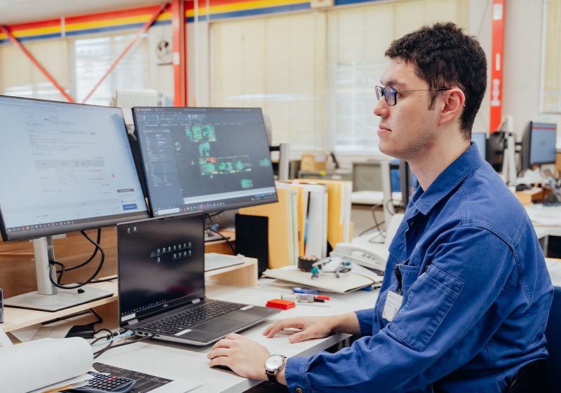 機械設計 図面作成の様子