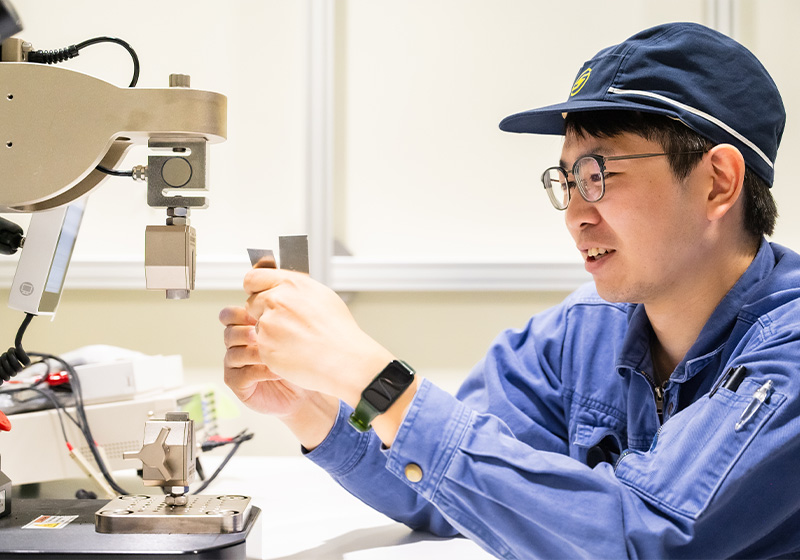 仕事風景 レーザーを活用した表面づくりの様子