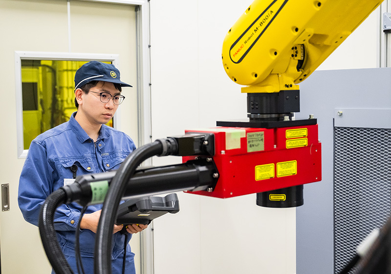 仕事風景 レーザー加工機を使用して作業