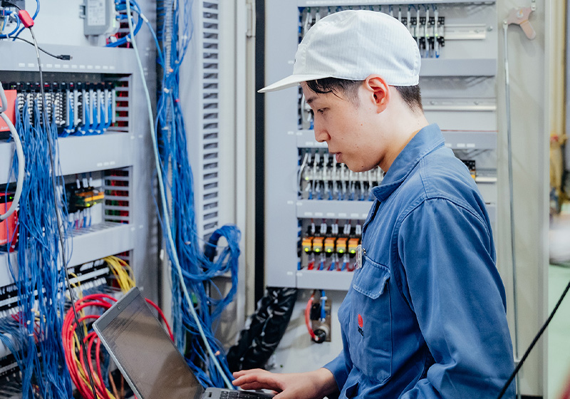 仕事風景 制御盤設計や制御プログラムの作成