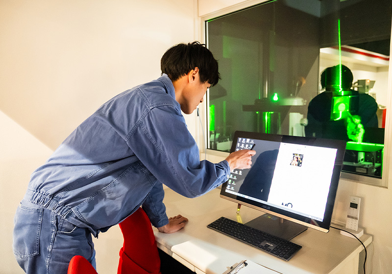 機械設計の仕事風景