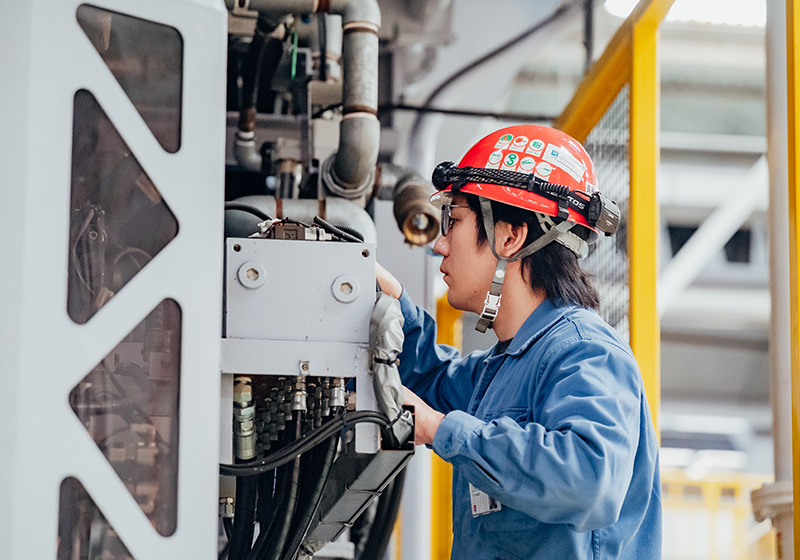 仕事風景 機械の点検